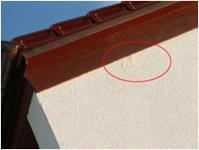 gefrorenes Kondenswasser durch Dachundichtheit